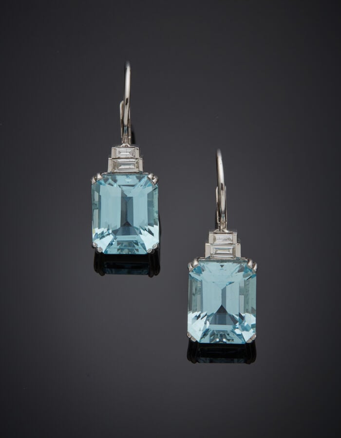 Paire de PENDANTS D'OREILLES en or gris (750‰) serti d'une aigue-marine rectang…
