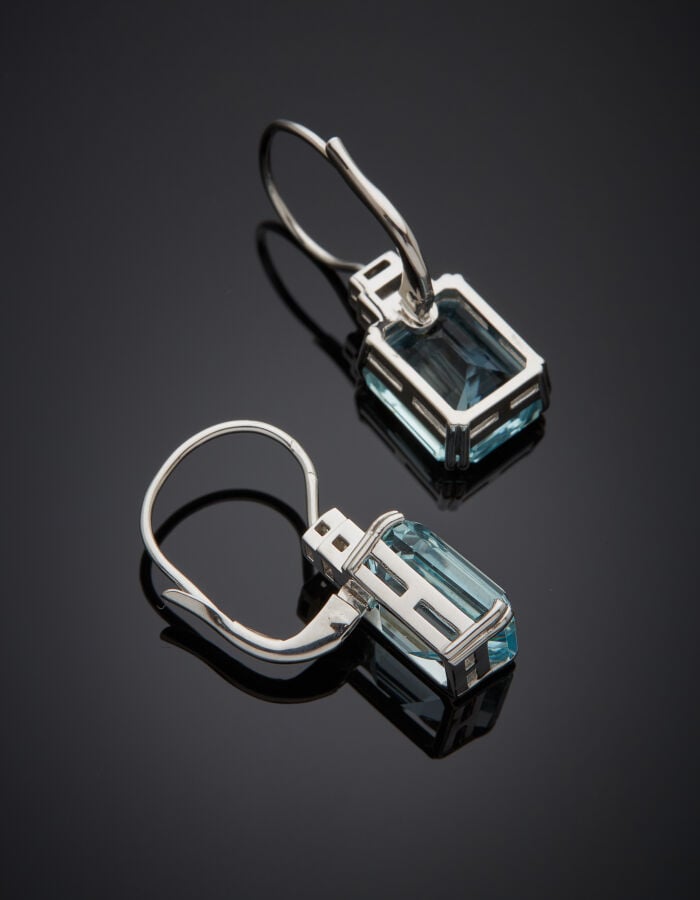 Paire de PENDANTS D'OREILLES en or gris (750‰) serti d'une aigue-marine rectang…
