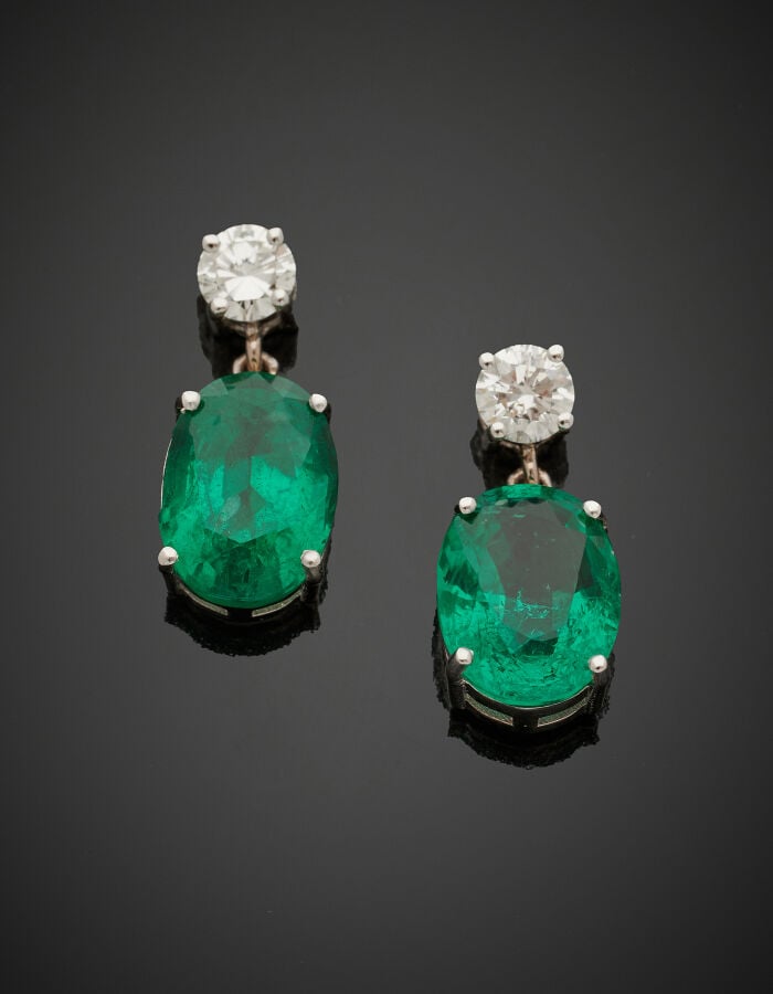 Paire de PENDANTS d'OREILLES en or gris (750‰) serti d'une émeraude ovale et di…