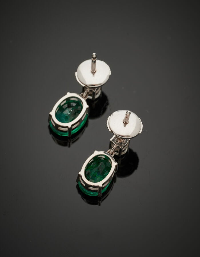 Paire de PENDANTS d'OREILLES en or gris (750‰) serti d'une émeraude ovale et di…