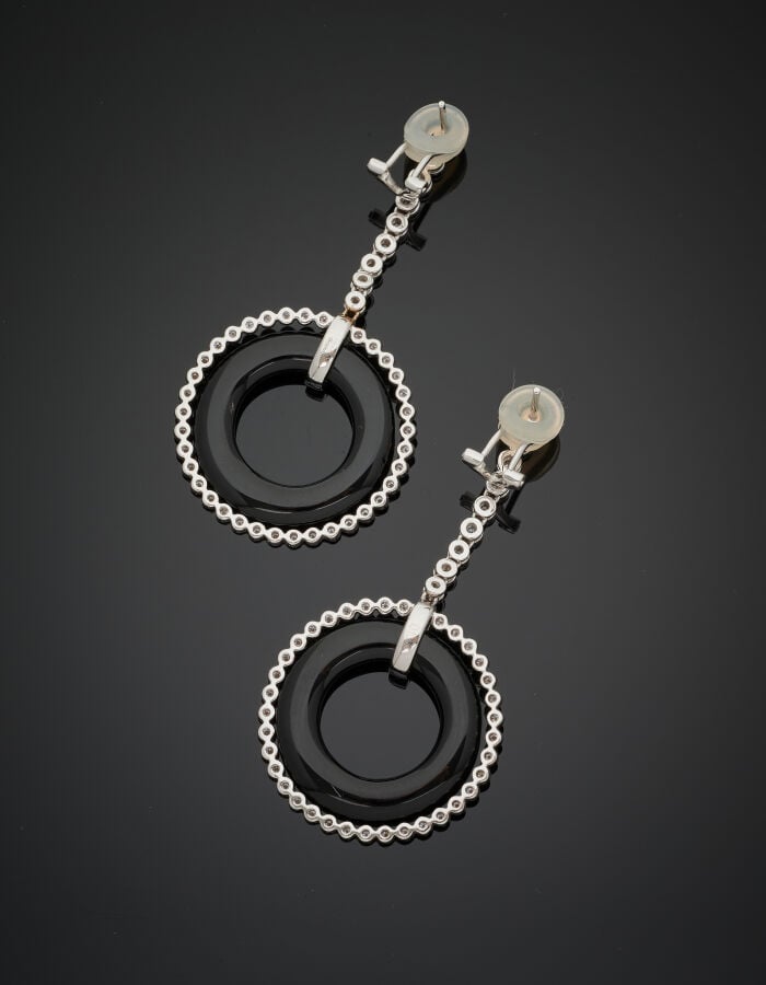 PAIRE de PENDANTS d'OREILLES en or gris (750‰) serti de diamants taille brillan…