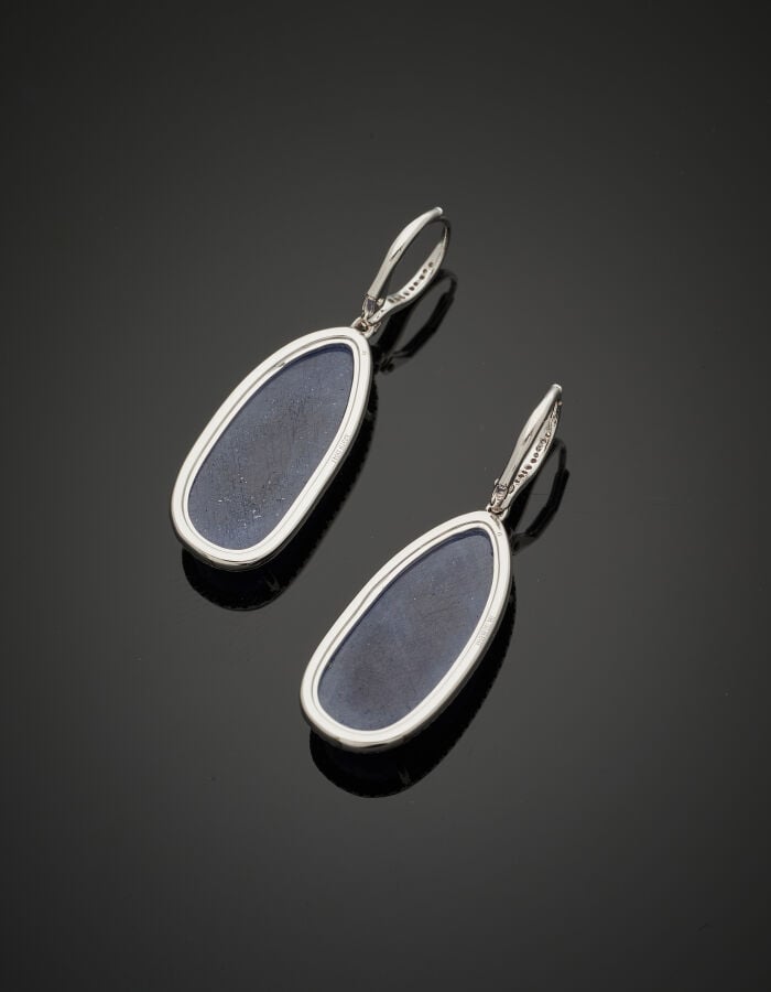 PAIRE de PENDANTS d'OREILLES en or gris (750‰) serti de saphirs facettés pirifo…
