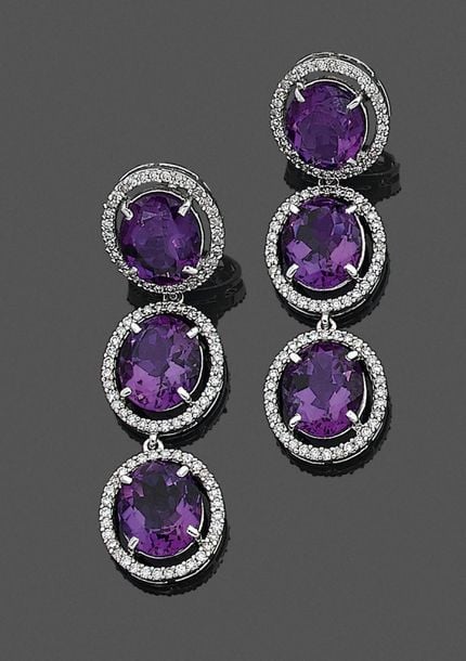 •Paire de PENDANTS d'OREILLES en or gris (750‰) serti de trois améthystes ovales, entourées de diamants taille brillan
