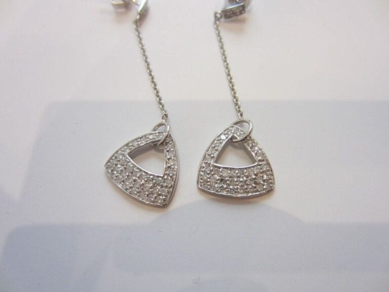 PAIRE DE PENDANTS D'OREILLES en or gris ajouré composés d'une chaînette retenant un triangle ajouré serti d?un pavage de diamant