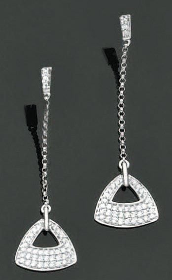 Paire de PENDANTS D'OREILLES en or gris ajouré composés d'une chaînette retenant un triangle serti d'un pavage de diamant