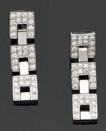 Paire de PENDANTS D'OREILLES en or gris articulé partiellement serti de diamants, à motifs géométrique