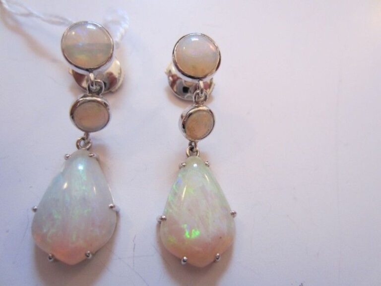 PAIRE DE PENDANTS D'OREILLES en or gris articulé serti de deux opales cabochons rondes retenant une opale de forme poir