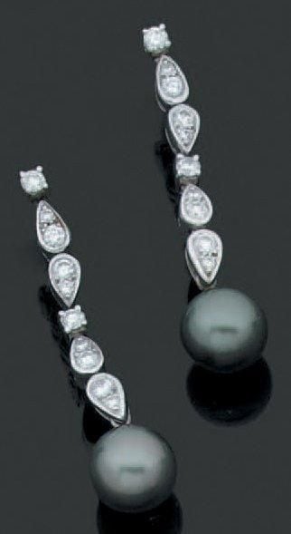 PAIRE DE PENDANTS D'OREILLES en or gris articulé serti de diamants retenant une perle de culture grise de Tahit