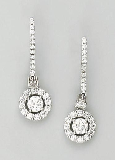 Paire de PENDANTS D'OREILLES en or gris articulé serti de diamants taille brillant, à motifs circulaire