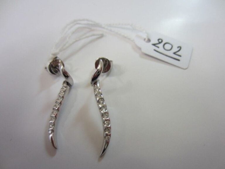 PAIRE de PENDANTS D'OREILLES en or gris composé de deux motifs sinueux dont un plus important serti d'un alignement de huit diamants taille brillan
