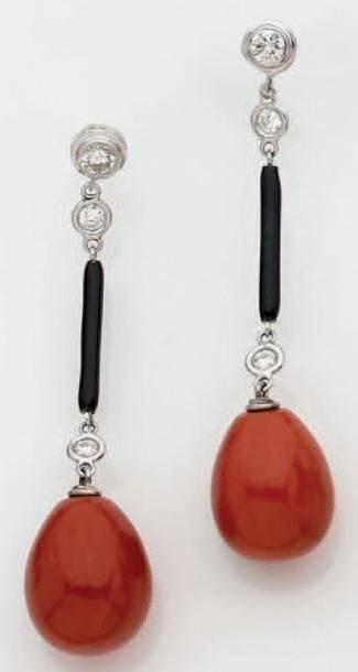 PAIRE DE PENDANTS D'OREILLES en or gris partiellement émaillé noir, serti de diamants et retenant une importante perle de corail piriform