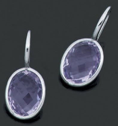 PAIRE DE PENDANTS D'OREILLES en or gris serti d'améthystes de forme ovale entièrement facettée
