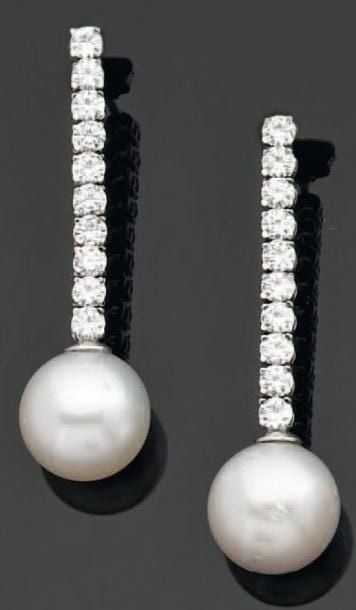 Paire de PENDANTS D'OREILLES en or gris serti d'un alignement de diamants taille brillant retenant une perle de culture blanch