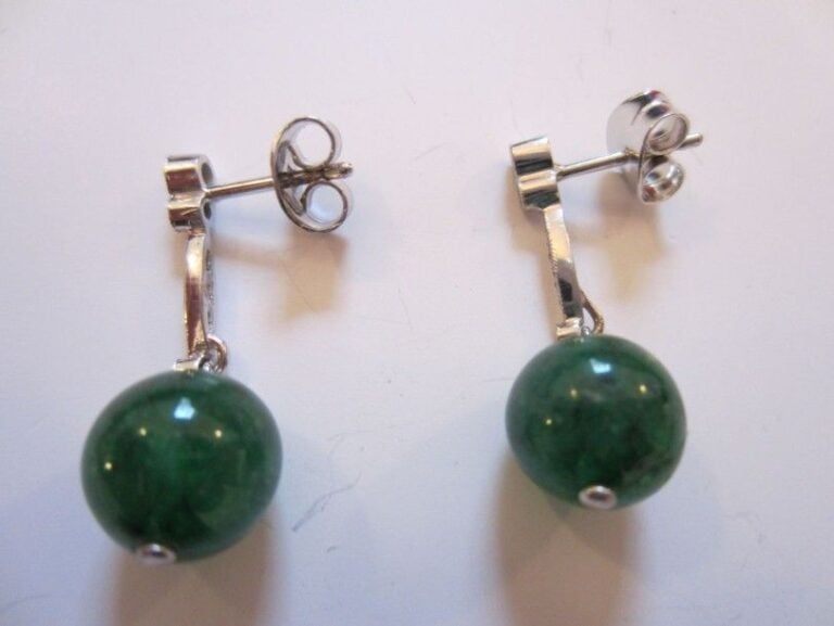 PAIRE DE PENDANTS D'OREILLES en or gris serti d'un alignement de diamants taille brillant, terminé par une perle de jade néphrit
