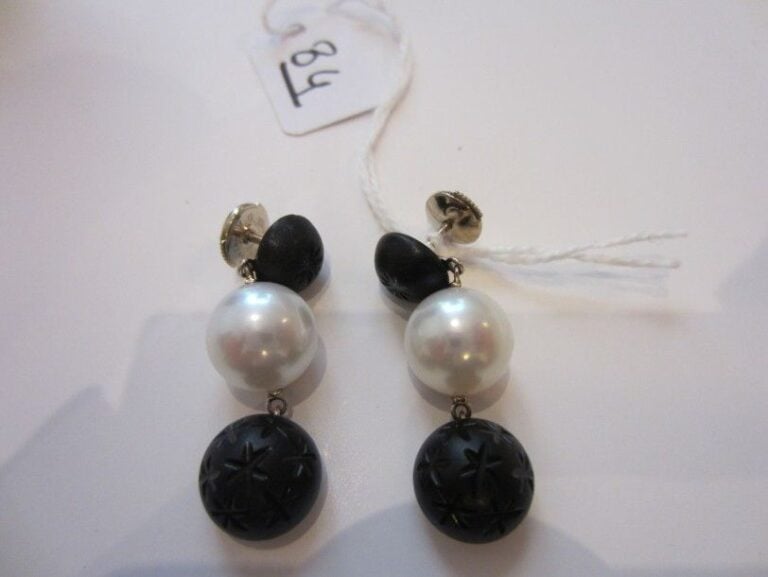 PAIRE DE PENDANTS D'OREILLES en or gris serti de cabochons d'onyx ciselé d'étoiles et fleurettes alternées de perles de culture blanches d'eau douce de forme bouto