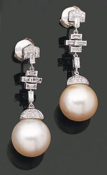 Paire de PENDANTS d'OREILLES en or gris serti de diamants de taille brillant et baguettes, terminés par une perle de culture blanch