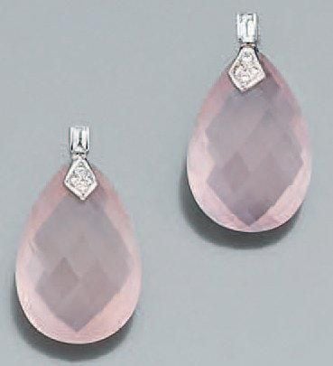 PAIRE de PENDANTS D'OREILLES en or gris serti de diamants dont un de taille baguette, retenant un quartz rose de forme poire, taillé en briolett