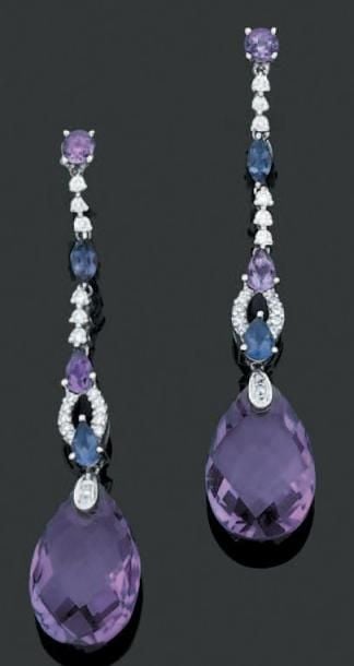 PAIRE DE PENDANTS D'OREILLES en or gris serti de petits saphirs et améthystes de forme poire dont une plus importante taillée en briolett