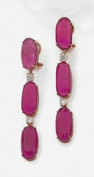 PAIRE DE PENDANTS D'OREILLES en or jaune 14 carats (585 millièmes) serti de trois rubis traités, facettés, de forme oblongue, alternés de deux diamants taille brillan