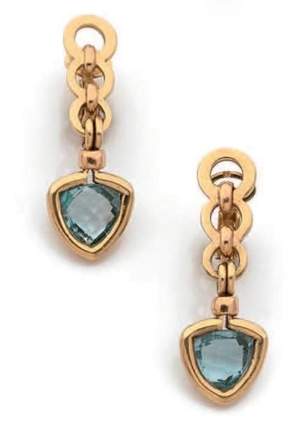 PAIRE DE PENDANTS D'OREILLES en or jaune (750 millièmes) ajouré à motifs circulaire retenant une topaze bleue facetté