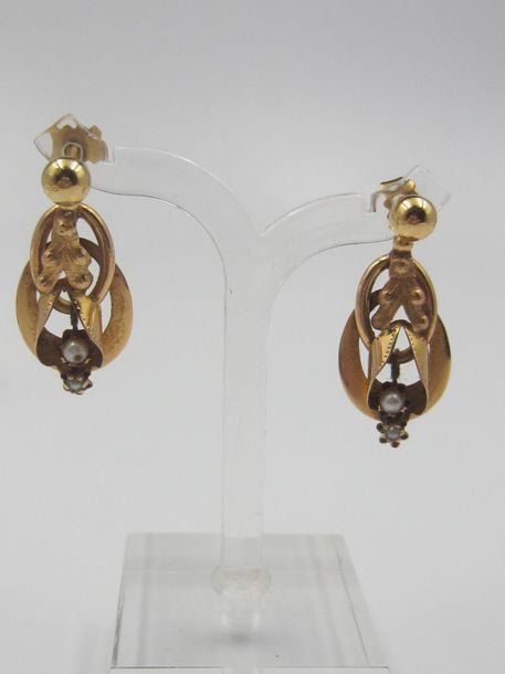 PAIRE de PENDANTS D'OREILLES en or jaune (750 millièmes) ajouré, boulé et terminés par deux petites perle