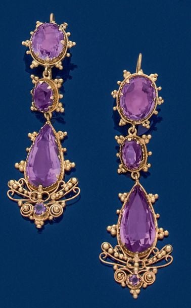 PAIRE de PENDANTS D'OREILLES en or jaune (750 millièmes), ciselé et boulé, serti de trois améthystes de forme ovale et poir