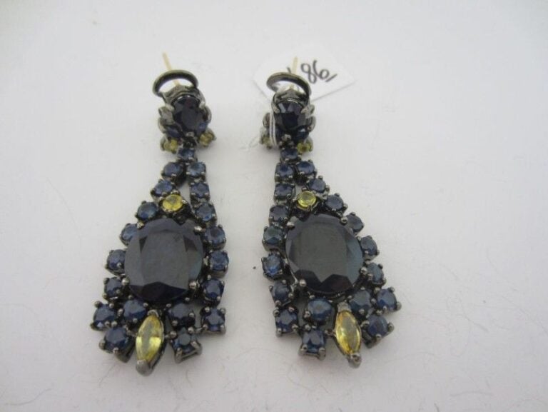 PAIRE DE PENDANTS D'OREILLES en or jaune (750 millièmes) et argent noirci (mi