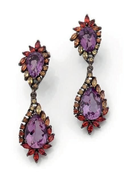 PAIRE DE PENDANTS D'OREILLES en or jaune (750 millièmes) et argent noirci (mi
