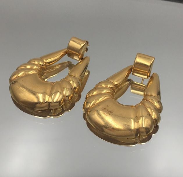Paire de PENDANTS d'OREILLES en or jaune (750 millièmes) repoussé, bombé et un