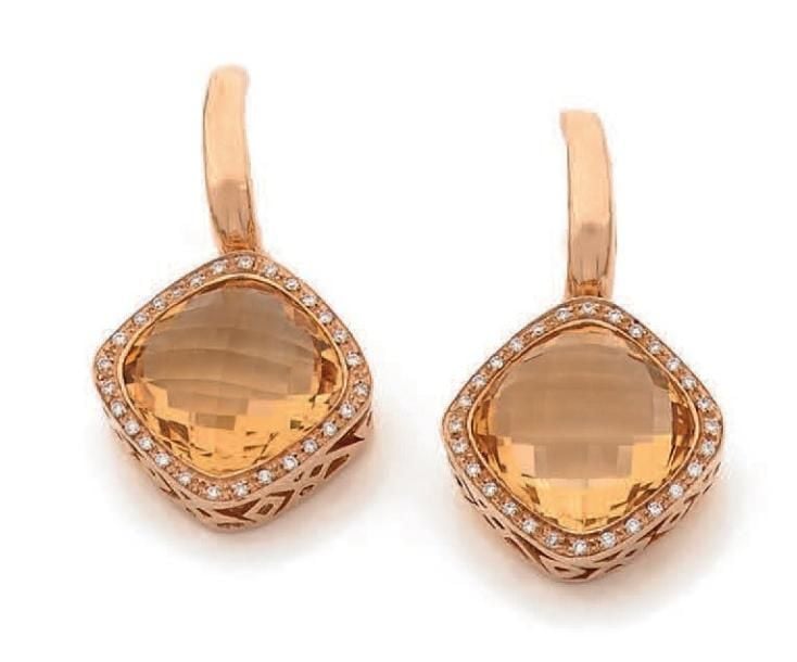 PAIRE DE PENDANTS D'OREILLES en or jaune (750 millièmes) serti d'un citrine facettée entouré d'une ligne diamants taille brillan