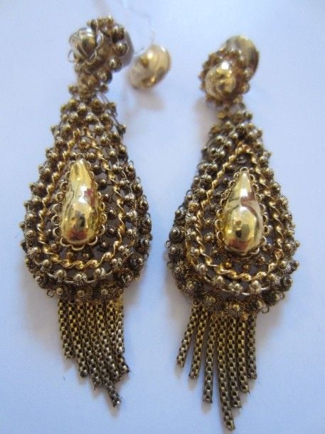 PAIRE DE PENDANTS D'OREILLES en or jaune ajouré torsadé et boulé à motif de fleurettes stylisées et de gouttes retenant des floches d'o