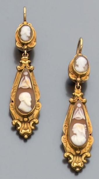 PAIRE DE PENDANTS D'OREILLES en or jaune articulé et ciselé, serti de camées coquilles représentant des profils de femme