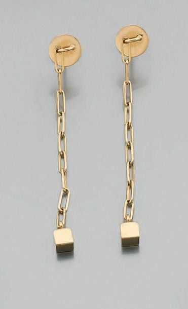 Paire de PENDANTS D'OREILLES en or jaune composé d'une chaînette retenant un petit cube en or jaun