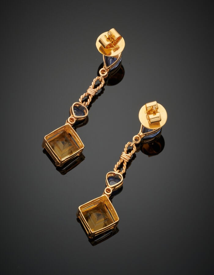 Paire de PENDANTS d'OREILLES en or jaune et or gris (750‰) ajouré, et torsadé,…