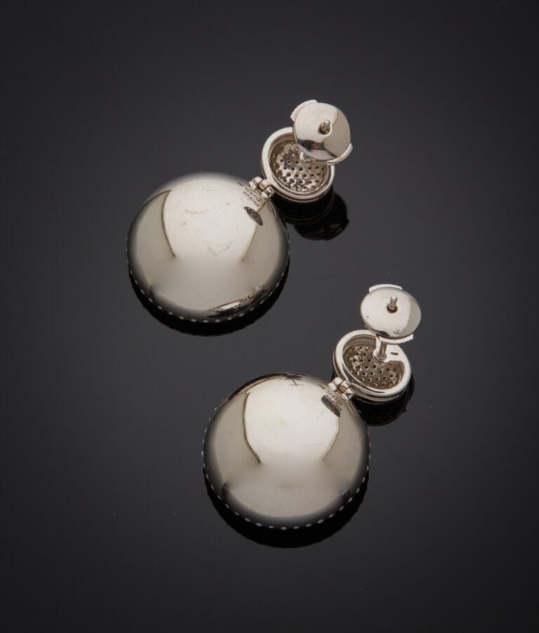 Paire de PENDANTS d'OREILLES en or jaune et or gris (750‰) incurvé et bombé à m…