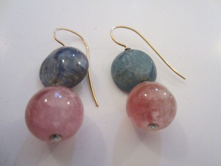 PAIRE DE PENDANTS D'OREILLES en or jaune ornée de pierres précieuses de couleur bleue et ros