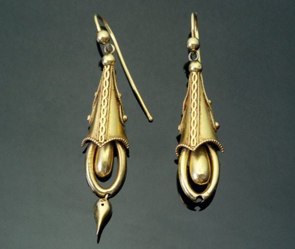 Paire de PENDANTS D'OREILLES en or jaune partiellement torsadé et boul