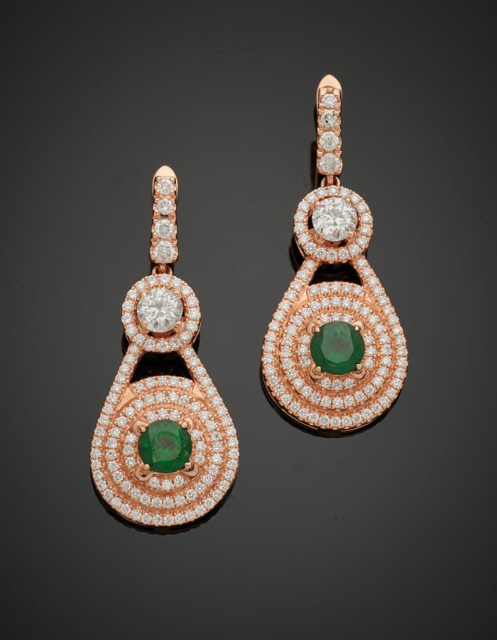 Paire de PENDANTS d'OREILLES en or rose (750‰) articulé et ajouré, serti de dia…