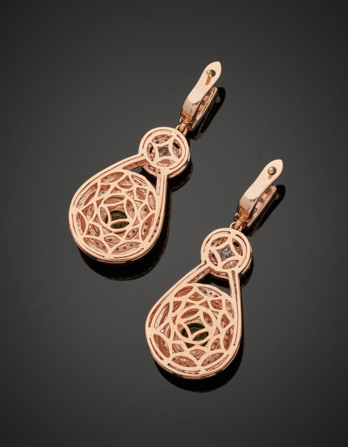 Paire de PENDANTS d'OREILLES en or rose (750‰) articulé et ajouré, serti de dia…