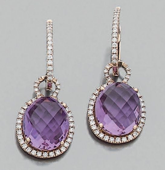 PAIRE de PENDANTS D'OREILLES en or rose (750 millièmes) serti de diamants taille brillant et améthystes de forme ovale facettée