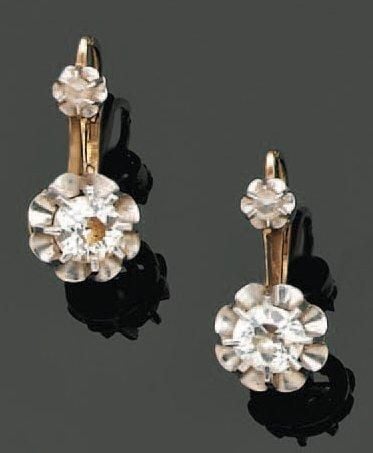 Paire de PENDANTS d'OREILLES en platine et or gris serti de diamants taille ancienne et de rose