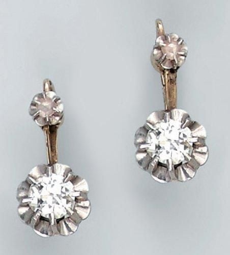 PAIRE de PENDANTS d'oreilles en platine et or gris serti de diamants taille ancienne et de rose