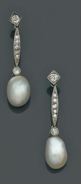 PAIRE de PENDANTS D'OREILLES en platine (mi