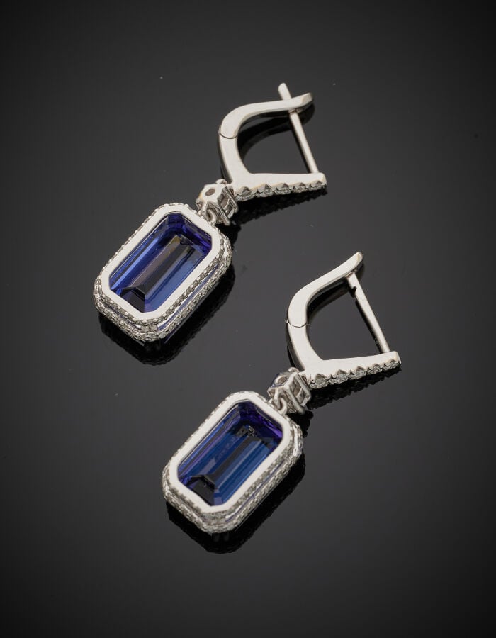 Paire de PENDANTS d'OREILLES en platine (min 800‰) serti d'une tanzanite rectan…