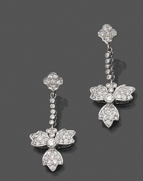 Paire de PENDANTS D'OREILLES «fleur» en or gris (750 millièmes) serti de diamants taille brillan