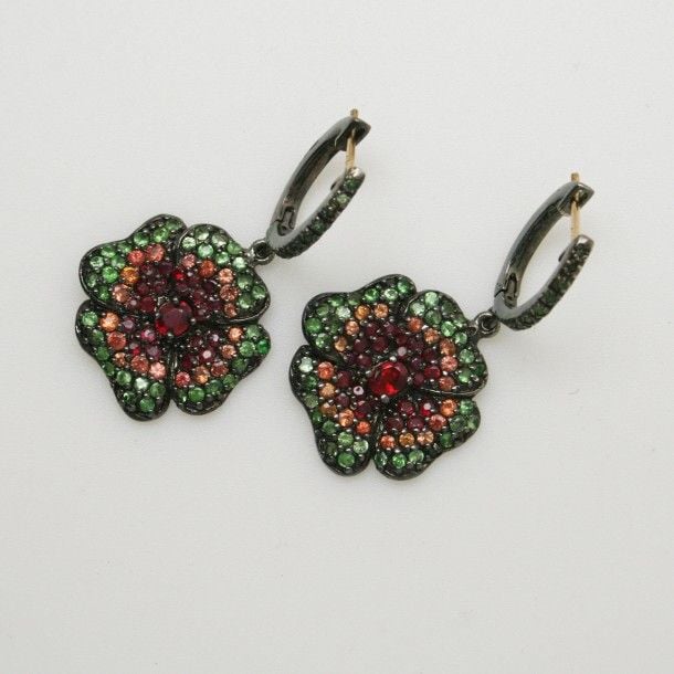 PAIRE de PENDANTS D'OREILLES «fleurettes» en jaune (750 millièmes) et argent noirci (925 millièmes) entièrement pavé d'un dégradé de rubis, saphirs oranges et grenats vert