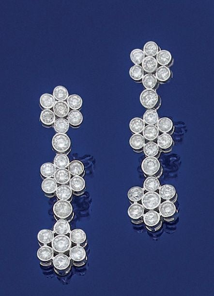 PAIRE de PENDANTS D'OREILLES «fleurettes» en or gris (750 millièmes) orné de 46 diamants en serti clo