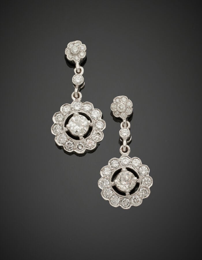 Paire de PENDANTS d'OREILLES "fleurs" en or gris (750‰) serti de diamants taill…