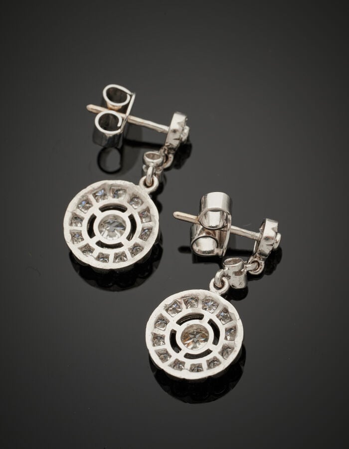 Paire de PENDANTS d'OREILLES "fleurs" en or gris (750‰) serti de diamants taill…