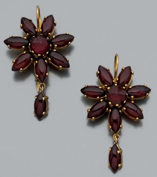 PAIRE DE PENDANTS D'OREILLES «fleurs» en or jaune serti de grenats ronds et navette